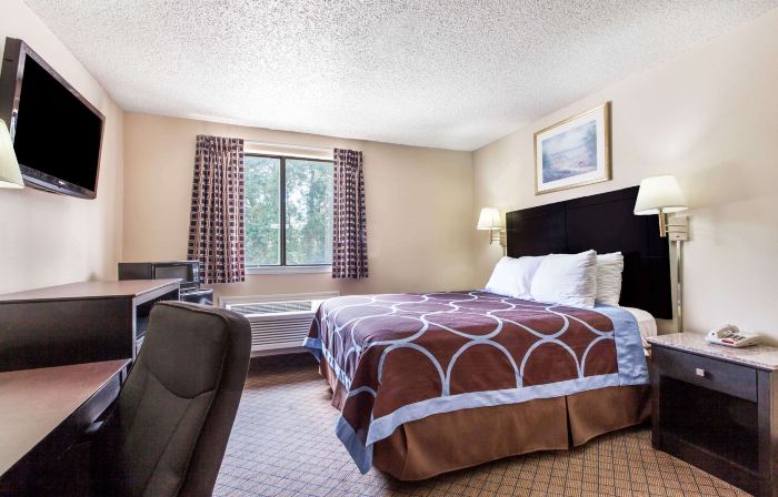 Super 8 by Wyndham Cleveland TX