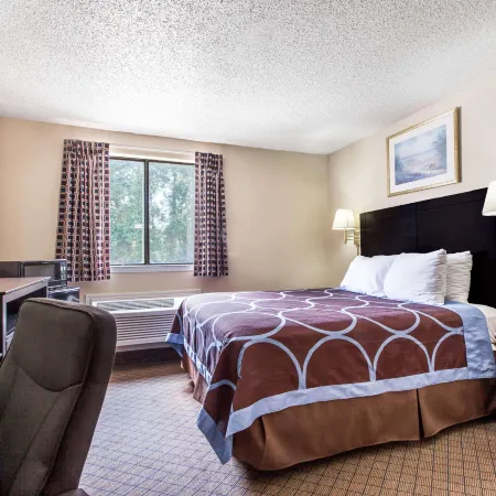 Super 8 by Wyndham Cleveland TX
