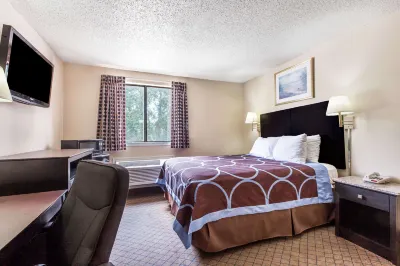 Super 8 by Wyndham Cleveland TX