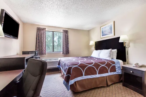 Super 8 by Wyndham Cleveland TX