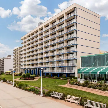Coastal Hotel & Suites Virginia Beach - Oceanfront Отели рядом с достопримечательностью «Кроатан-Бич»