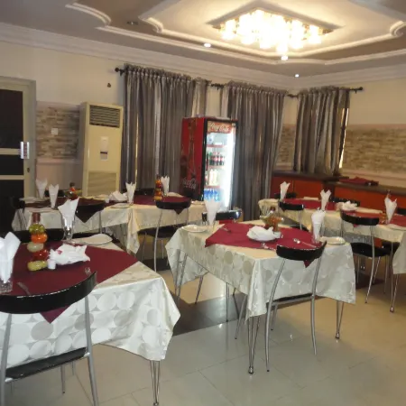 Sdm Tavern and Suites