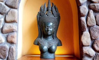 a bust of a woman wearing a crown , sitting on a shelf in a room at Rikitikitavi