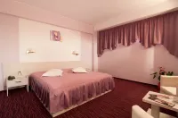 Hotel Nevis Wellness & Spa Hoteles cerca de UNIV. ORADEA-DEP. PT. PREG. ŞI PERFECŢIONAREA PERS. DIDACTIC