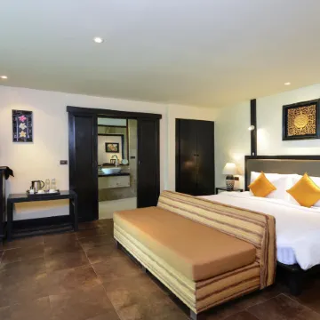 Andaman White Beach Resort Отели рядом с достопримечательностью «Пляж Наитхон»