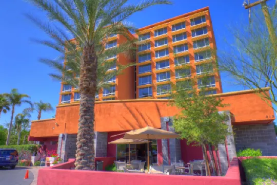 Holiday Inn Express & Suites Phoenix - Midtown by IHG