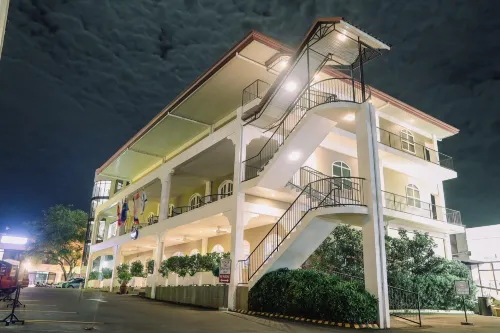 Kingsleys Hotel and Gastro Pub فنادق في مابالاكات