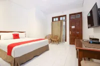 RedDoorz Plus Near Alun Alun Selatan 2 Các khách sạn ở Mantrijeron