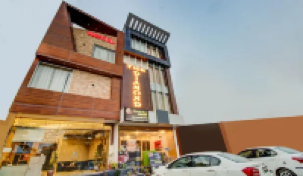 Hotel the Diamond 2 Min from Zirakpur Bus Stand