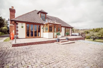 Threeways Retreat with Heated Swimming Pool