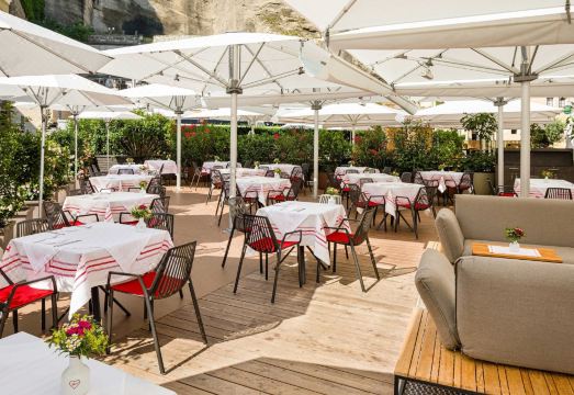 호텔 골데너 히르시의 럭셔리한 인테리어