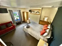 Stylish Historic Apartment - Sleeps 3 & Parking