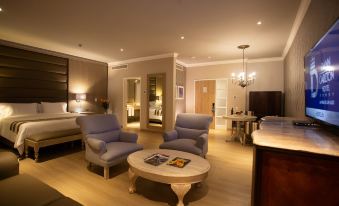 a modern living room with blue furniture , a white coffee table , and a chandelier , set in an elegant interior design at Hotel Dann Carlton Medellín