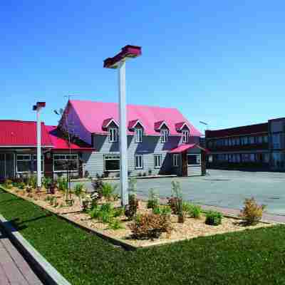 Auberge Le Caribou Hotel Exterior