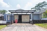 OYO 2001 Taman Dayu Villa Golf View Hotellit kohteessa Durensewu