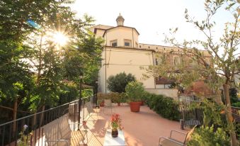 Casa del Vescovo Authentic 1600's Apt with Stunning Garden and Rooftop