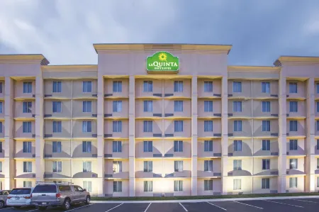 La Quinta Inn & Suites by Wyndham Indianapolis South Отели рядом с достопримечательностью «Expo Bowl»