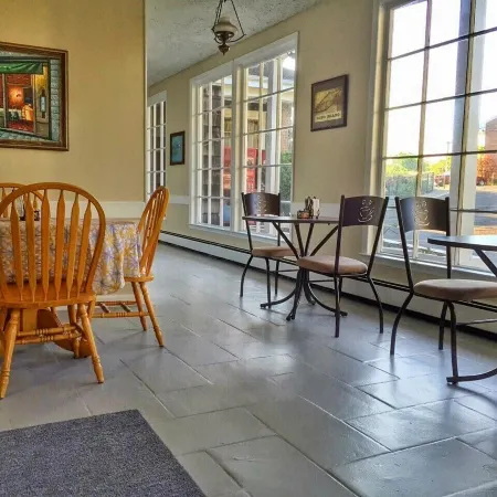Budget Host East End Hotel in Riverhead Отели рядом с достопримечательностью «Аквапарк Сплиш-Сплэш»