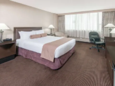 ラマダ プラザ バイ ウィンダム カルガリー ダウンタウン カルガリーのホテル