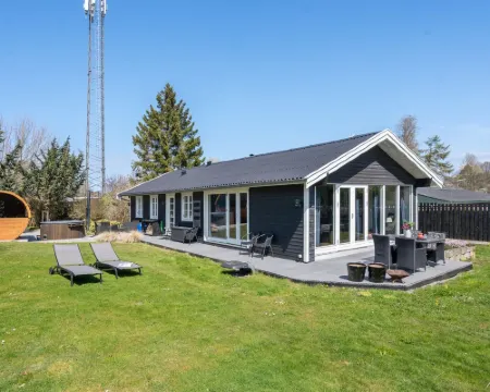 "Øllegaard" - 1km from the Sea Hotels in Dronningmolle