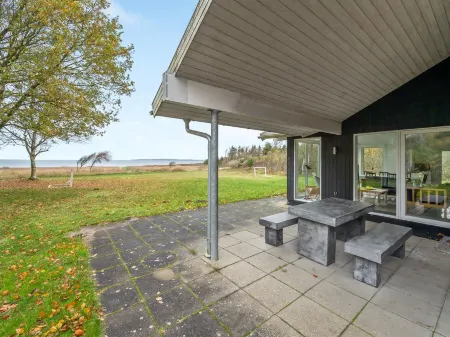 "Elis" - 90m to the Fjord Отели в г. Roslev