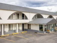 Howard Johnson by Wyndham Downtown Kamloops Отели в г. Камлопс