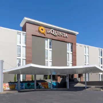 La Quinta Inn & Suites by Wyndham Tulsa Downtown/Route 66