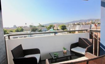 La Luxury Suites Parking 2 Bd 2 BA