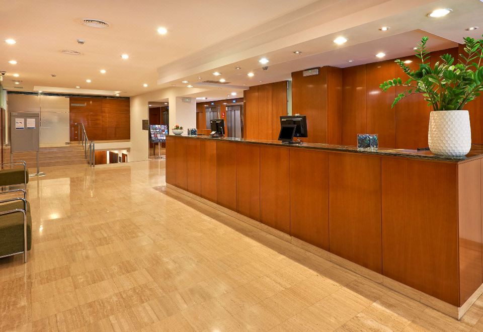 NH 바르셀로나 에이샴플레의 모던한 로비 이미지