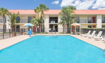 Days Inn & Suites by Wyndham Navarre - Near Beaches/Hurlburt