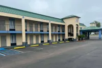 Days Inn by Wyndham Greenville - Parkplatz