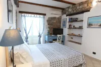 Room in Guest Room - Central Room with Balcony and Amazing Sea View