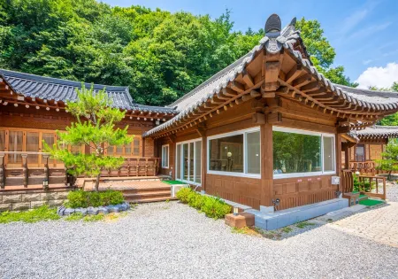Yejik Hanok Pension Отели рядом с достопримечательностью «Sejoong Museum»