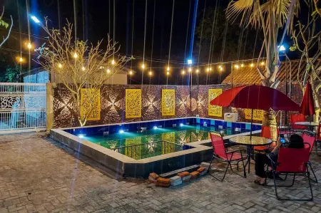 Urbanview Hotel Sakura Kampung Inggris Pare by RedDoorz Отели в г. Pare