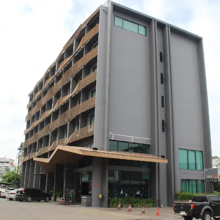 Leosor Hotel Отели рядом с достопримечательностью «Торговый центр The Mall Ratchasima»