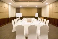 Kalyan Grand - a business hotel - parcheggio