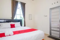 RedDoorz near Terminal Bus Purwokerto Hotels in South Purwokerto