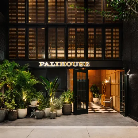 Palihouse Hyde Park Village Отели рядом с достопримечательностью «Стейк-хаус Bern's»