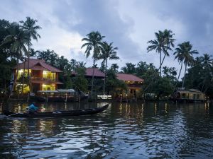 The Lake Paradise Homestay | Rooms & Caretaker