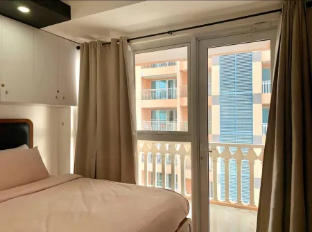 Luxury 1Br Unit with Pool at Venice Luxury Residences, Tower Domenico, McKinley Hill, Taguig City Отели рядом с достопримечательностью «Philippine Veterans Museum»