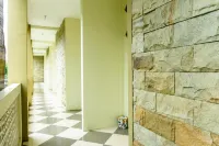 RedDoorz Near Benteng Van Den Bosch Hotels in Ngawi