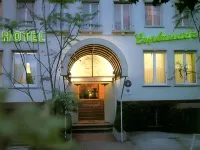 Hotel Esplanade Hotels near Parc de l'Orangerie
