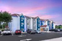 Microtel Inn & Suites by Wyndham Brooksville - parking