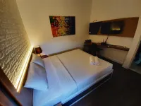 Mauna Youth Hostel Hotels in Batuceper