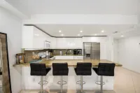 Beach Steps Away, Park View 1BR in Sunny Isles with WiFi, AC