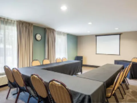 สลีป อินน์ แอนด์ สวีทส์ ดันมอร์ โรงแรมในDunmore