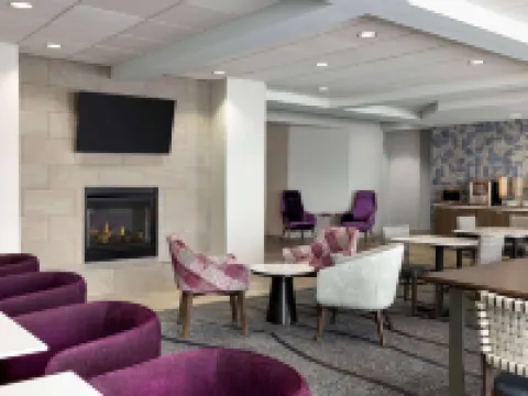 La Quinta Inn & Suites by Wyndham Springfield Airport Plaza Hotels in Springfield