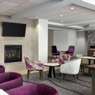 La Quinta Inn & Suites by Wyndham Springfield Airport Plaza