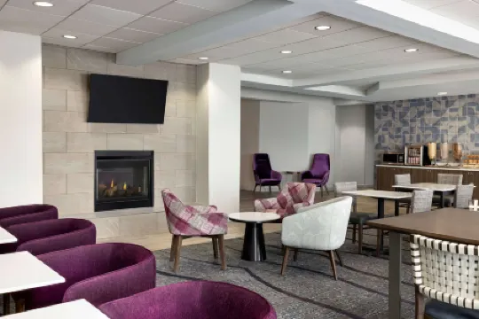 La Quinta Inn & Suites by Wyndham Springfield Airport Plaza