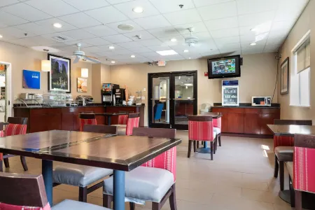 Comfort Suites Lombard/Addison Отели в г. Аддисон